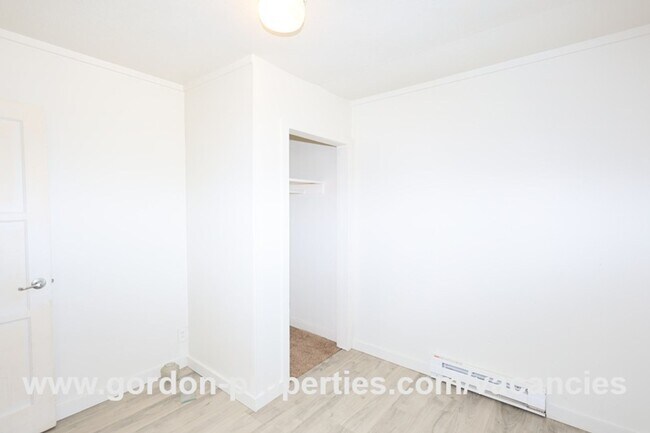 Building Photo - SE Arista Dr - Single level 1 bedroom apartment with den/office in the heart of Oak Grove