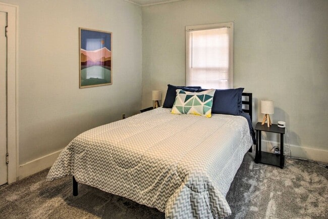 Building Photo - Newly remodeled, fully furnished adorable bungalow in a great location!