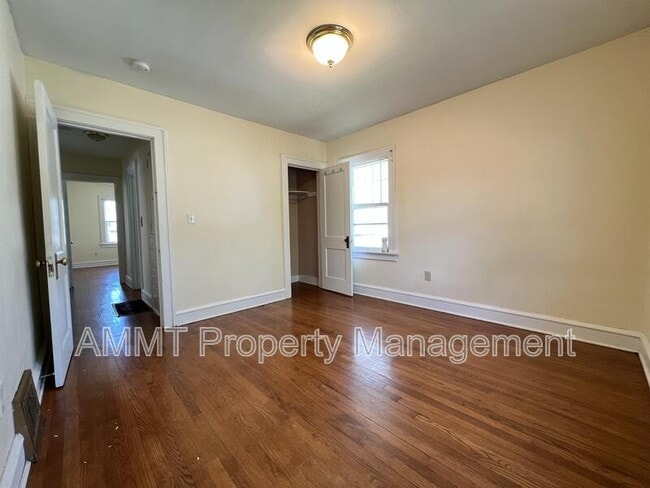 Building Photo - 421 19th St NE