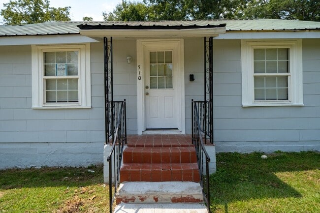 Building Photo - 510 W Lake Dr