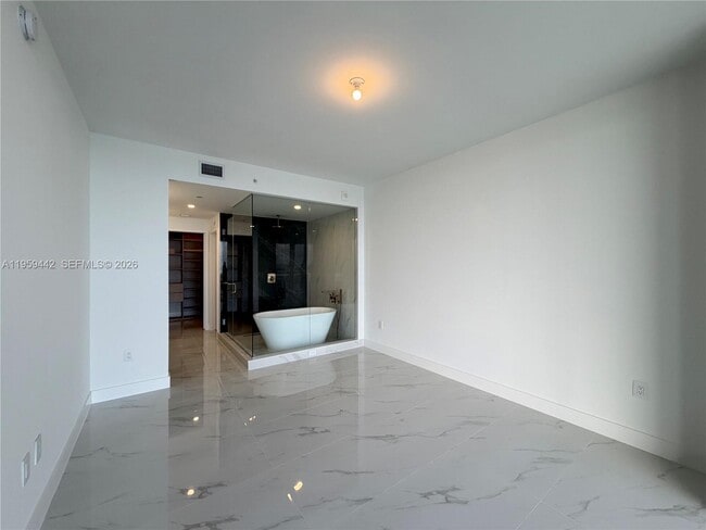 Building Photo - 700 NE 24th St