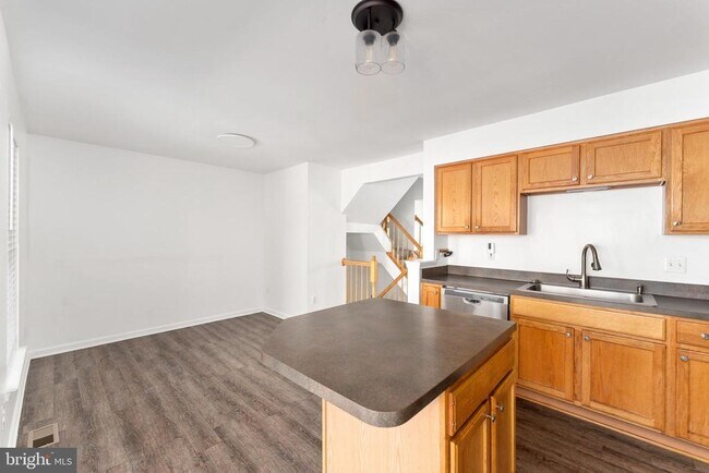 Building Photo - 7102 Finch Ln