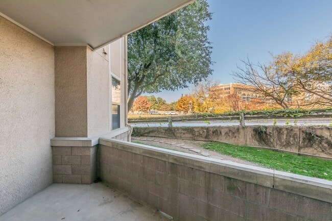 Building Photo - Texas & Pacific (T&P) Loft with stunning downtown views!