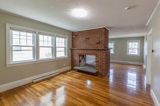Building Photo - 10 Samoset St
