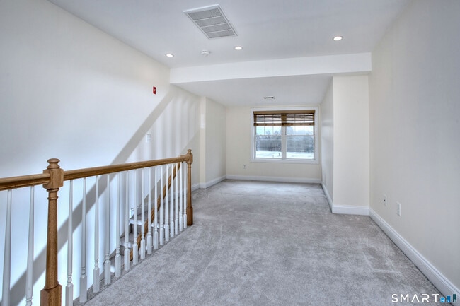 Building Photo - 39 Maple Tree Ave