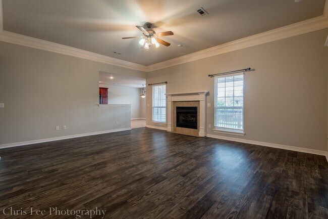 Building Photo - Spacious 3 Bedroom Home on Corner Lot! Must See!