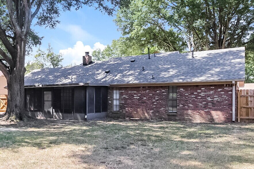 Building Photo - 6170 Chickasaw Dr