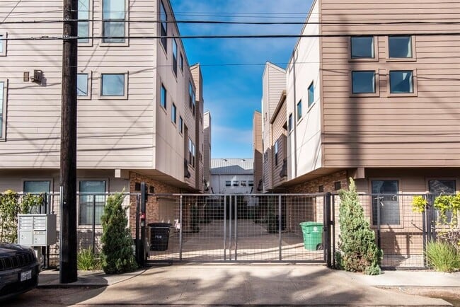 Building Photo - 1428 Wilson St