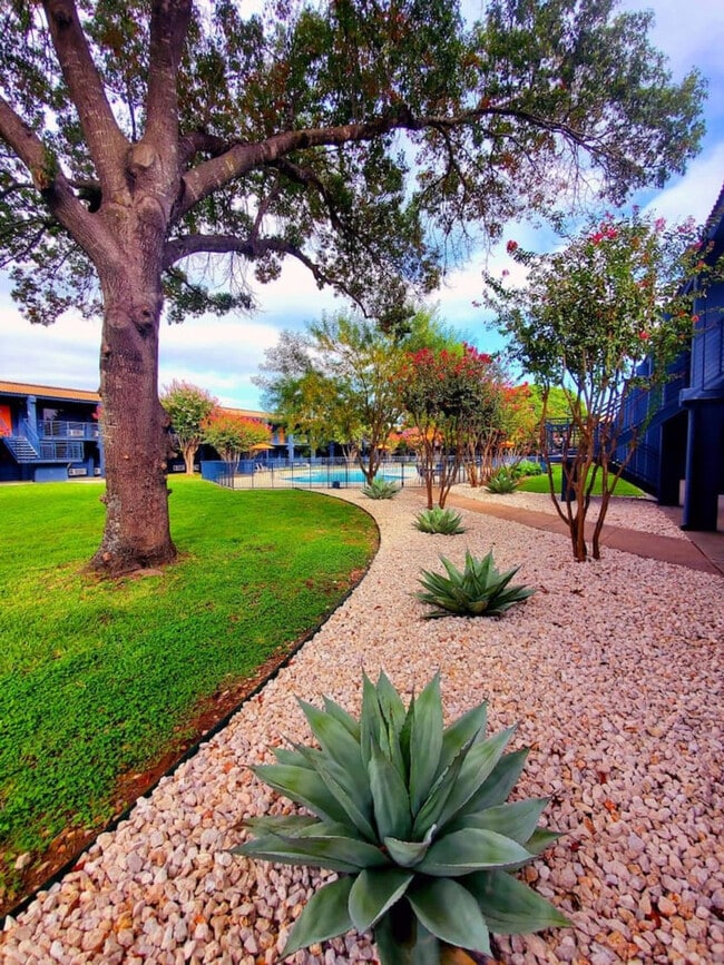 Building Photo - 824 Camino La Costa