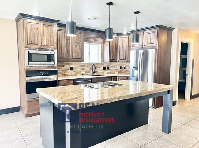 Building Photo - Beautiful - Elegant - 5 Bedrooms - 3 Car -...