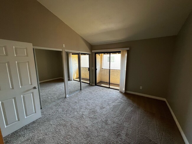Building Photo - Remodeled Townhome with Garage and Yard in...