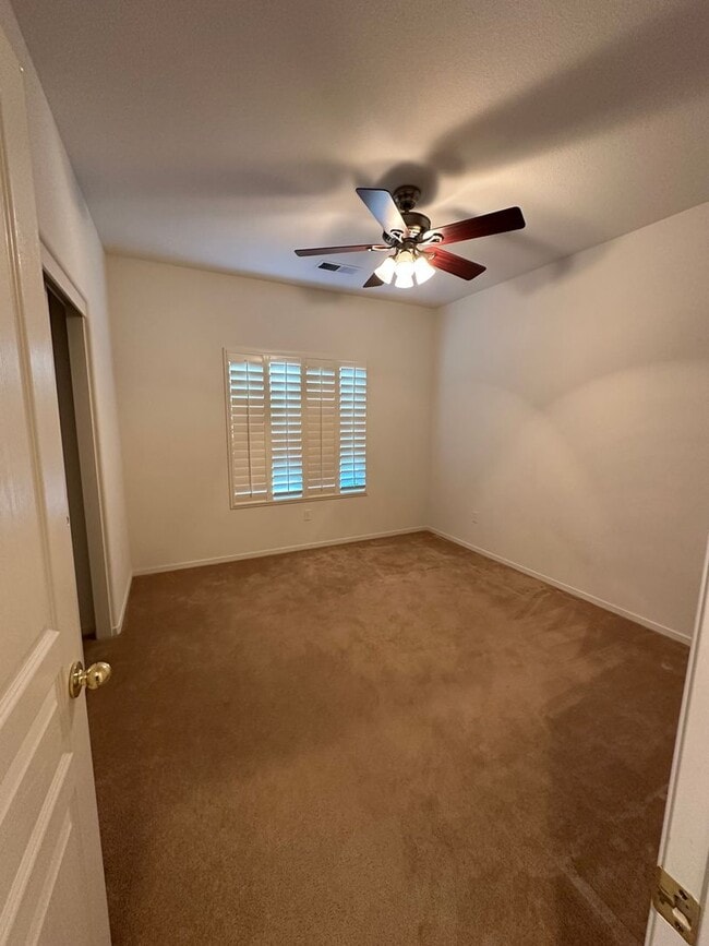 Building Photo - Charming 3 bedroom 2 bathroom home located in Hanford