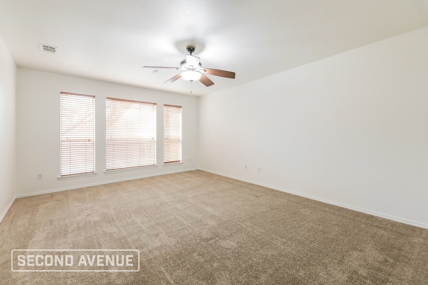 Building Photo - 925 Warbler Ln