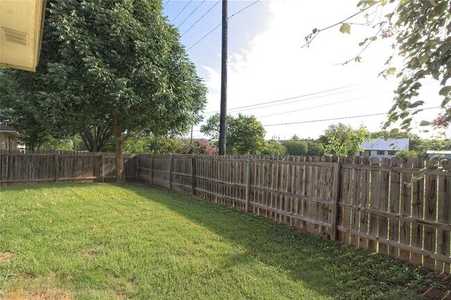 Building Photo - 300 Caladium Ct