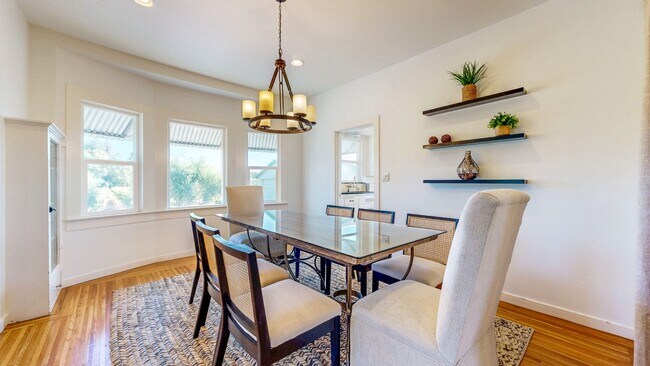 Building Photo - Charming 2 bedroom 1.5 bath plus office ho...