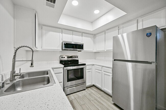 Building Photo - 1075 E Chandler Blvd