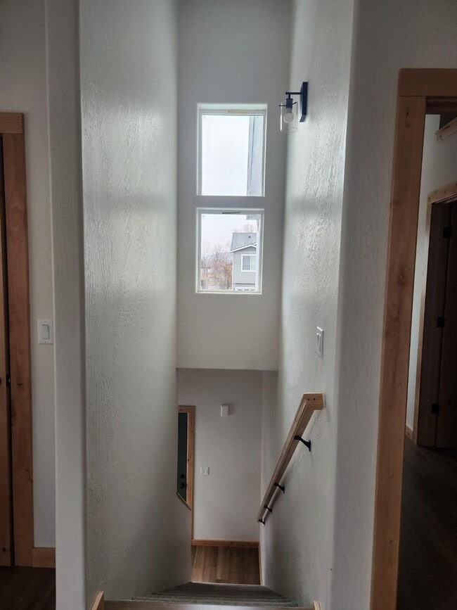 Building Photo - 1/2 off First Full Month Rent!! Stunning 2...