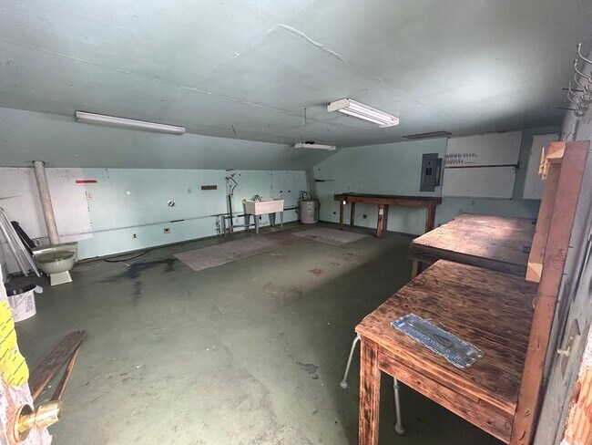 Building Photo - Charming 3 bed/1 bath country home on 5 acres with barn & small shop.