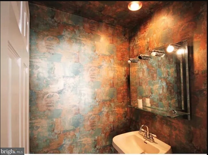 half a bathroom - 1006 Glendevon Dr