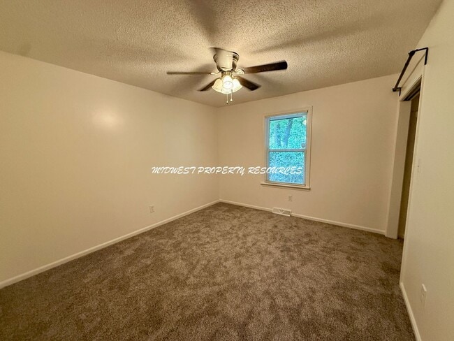 Building Photo - Beautiful 2 Bedroom Duplex - Fresh & Clean!