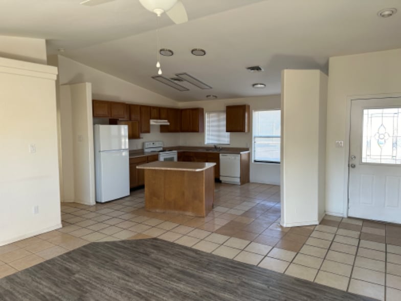 Building Photo - 1034 W 8th S St