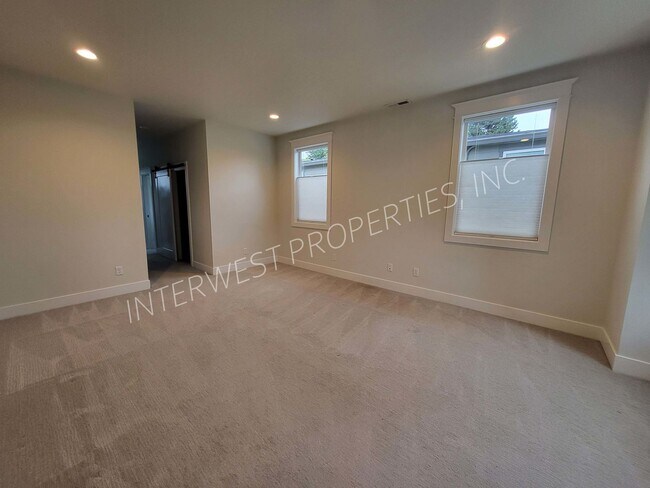 Building Photo - 4 bd 3.5ba dream home in the heart of the Woodlawn District w/Washer/Dryer, Garage & Gas Fireplace!