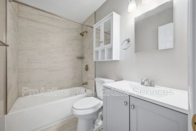 Building Photo - 815 Montrose Ct