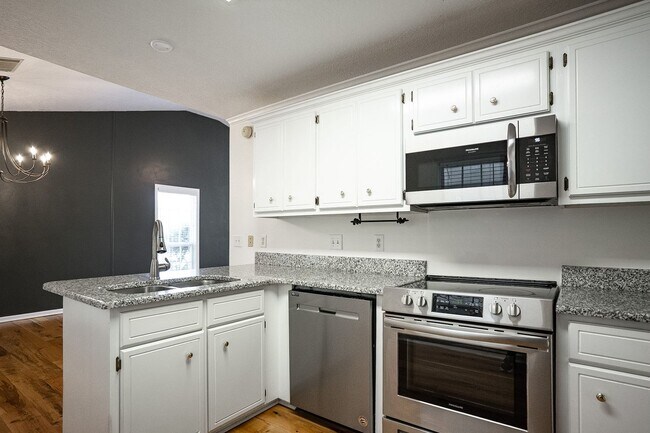 Building Photo - 537 Cedar Rock Dr