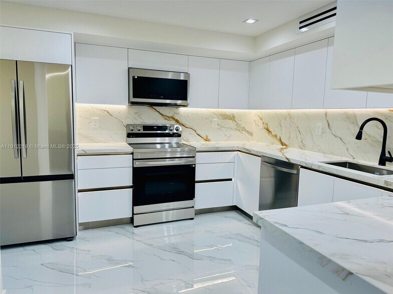 Building Photo - 3500 Mystic Pointe Dr