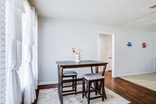 Building Photo - Pre-Leasing for July 2025!