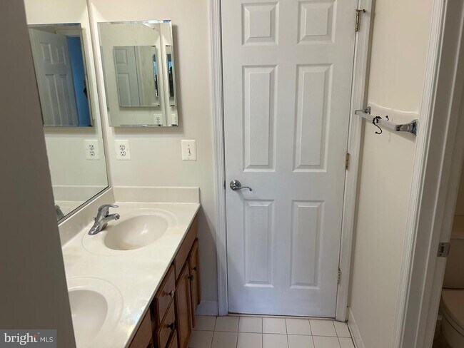 Building Photo - 5658 Lierman Cir