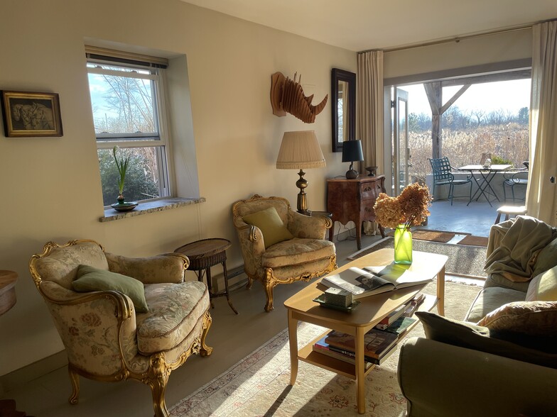 Building Photo - 388 Eichybush Rd