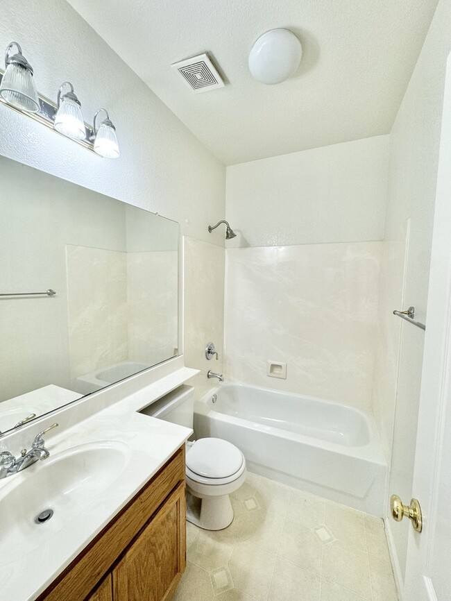 Building Photo - Charming 3 bedroom 2.5 bathroom home in Fo...