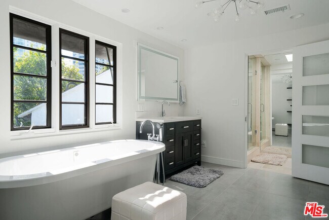 Building Photo - 1323 Club View Dr