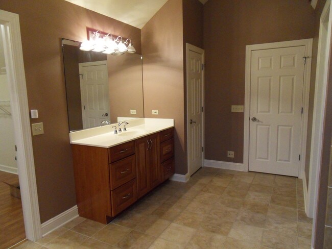 Building Photo - 1326 Walnut Ridge Dr