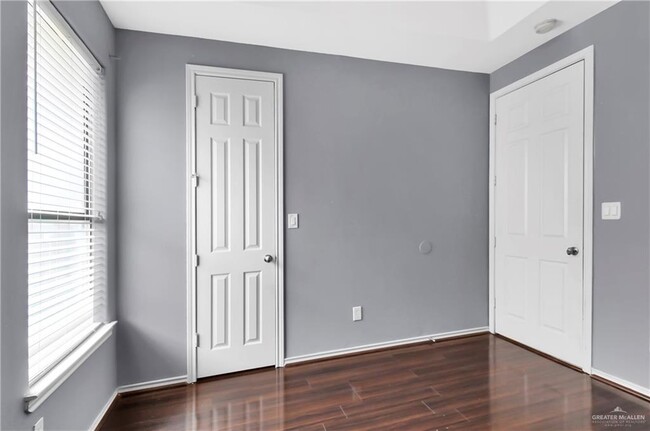 Building Photo - 516 Hackberry Ave