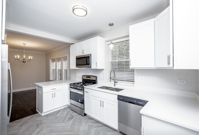 Building Photo - 2648 W Lunt Ave