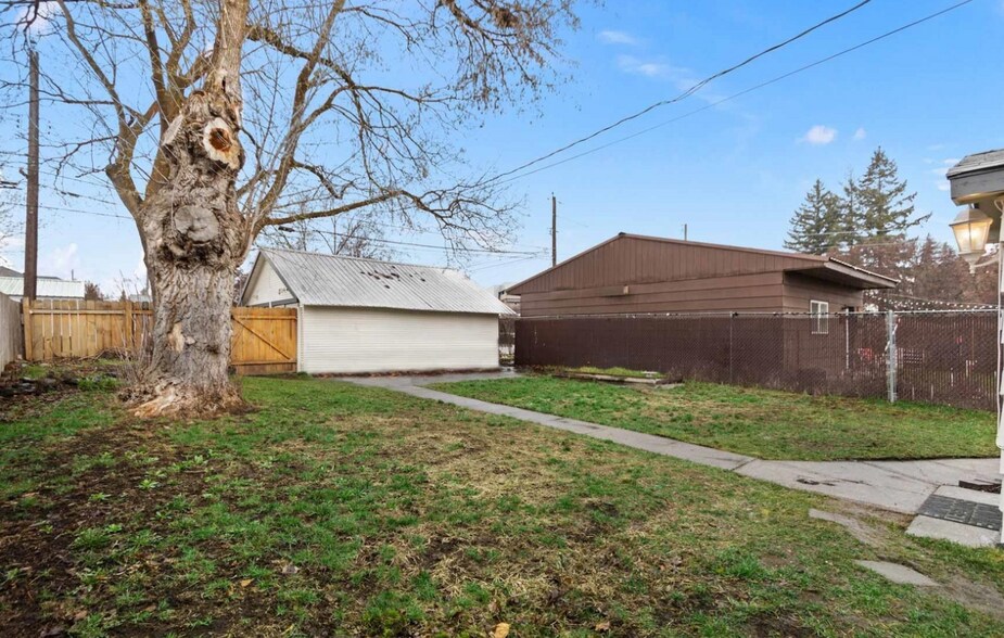 Building Photo - 1227 E Augusta Ave
