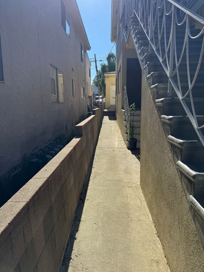 Building Photo - 673 W 22nd St