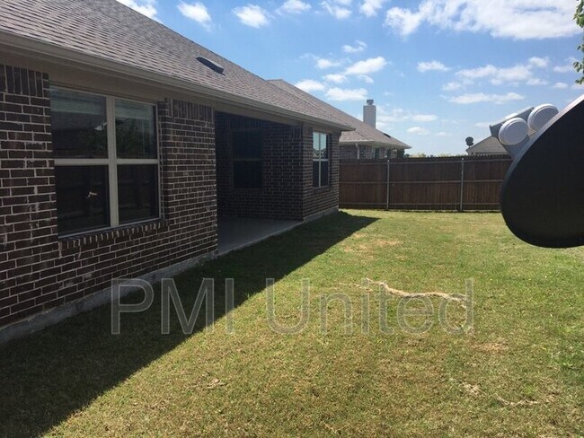 Building Photo - 3005 Cliffview Dr