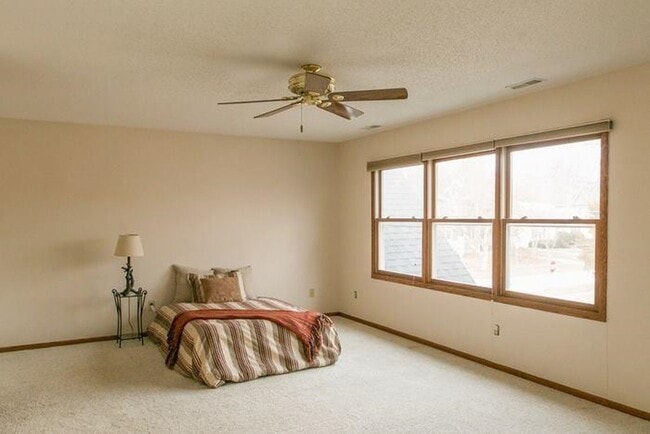 Building Photo - Huge 3-bedroom, 4-bath, 3-car garage townhome in Longfellow neighborhood