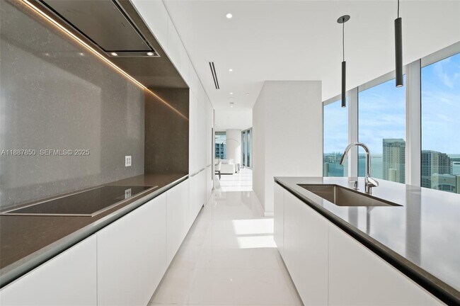 Building Photo - 300 Biscayne Blvd Way