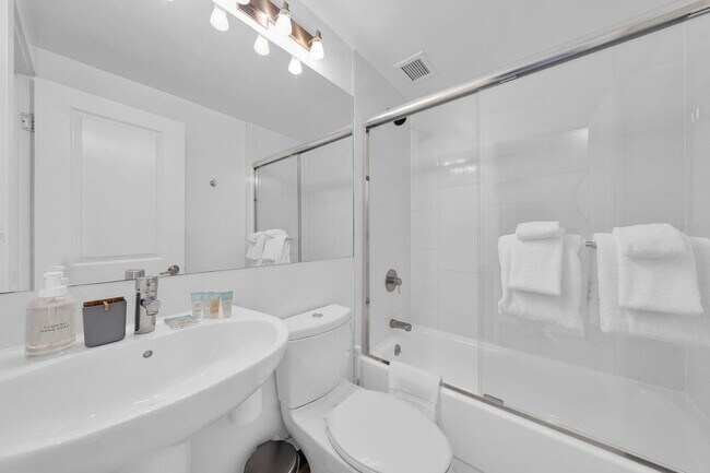 Building Photo - 899 Pine St