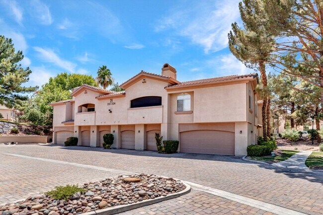 Building Photo - Beautiful 2 Bed 2 Bath ground floor condo in Guard Gated Green Valley Community. 1 Car garage!