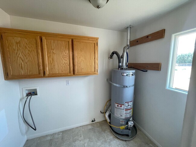 Building Photo - Charming Three Bedrooms, 2 Bathrooms Home In Apple Valley, Fully Fenced & Cross Fenced,