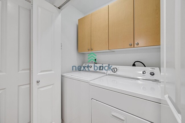 Building Photo - 3 BED & 2.5 BATH Town house FOR RENT