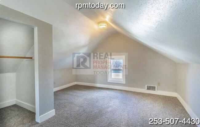 Building Photo - 6209 S Pine St