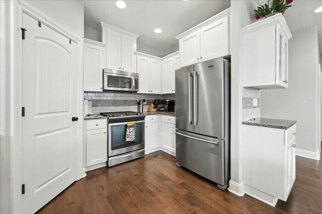 Building Photo - Elegant 3-Bedroom Fully Furnished Home wit...