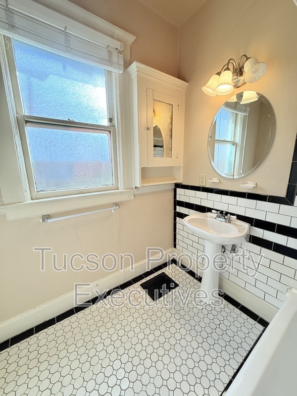 Building Photo - 340 S Scott Ave