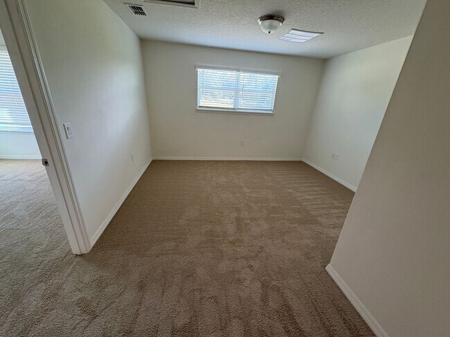 Building Photo - 5 bedroom 3.5 Bath House on Oakland Trails...